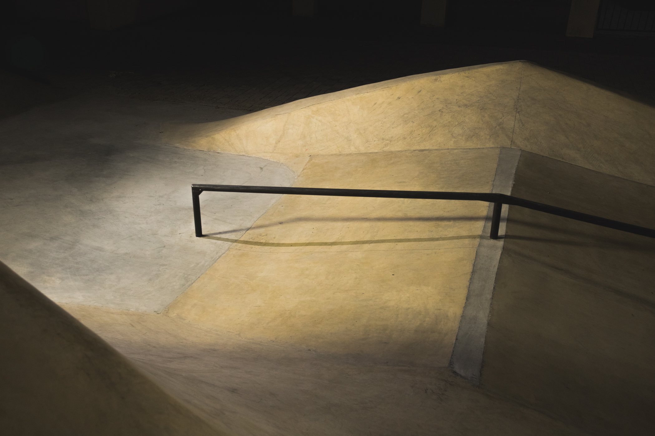 Металический реил в бетонном скейт-парке