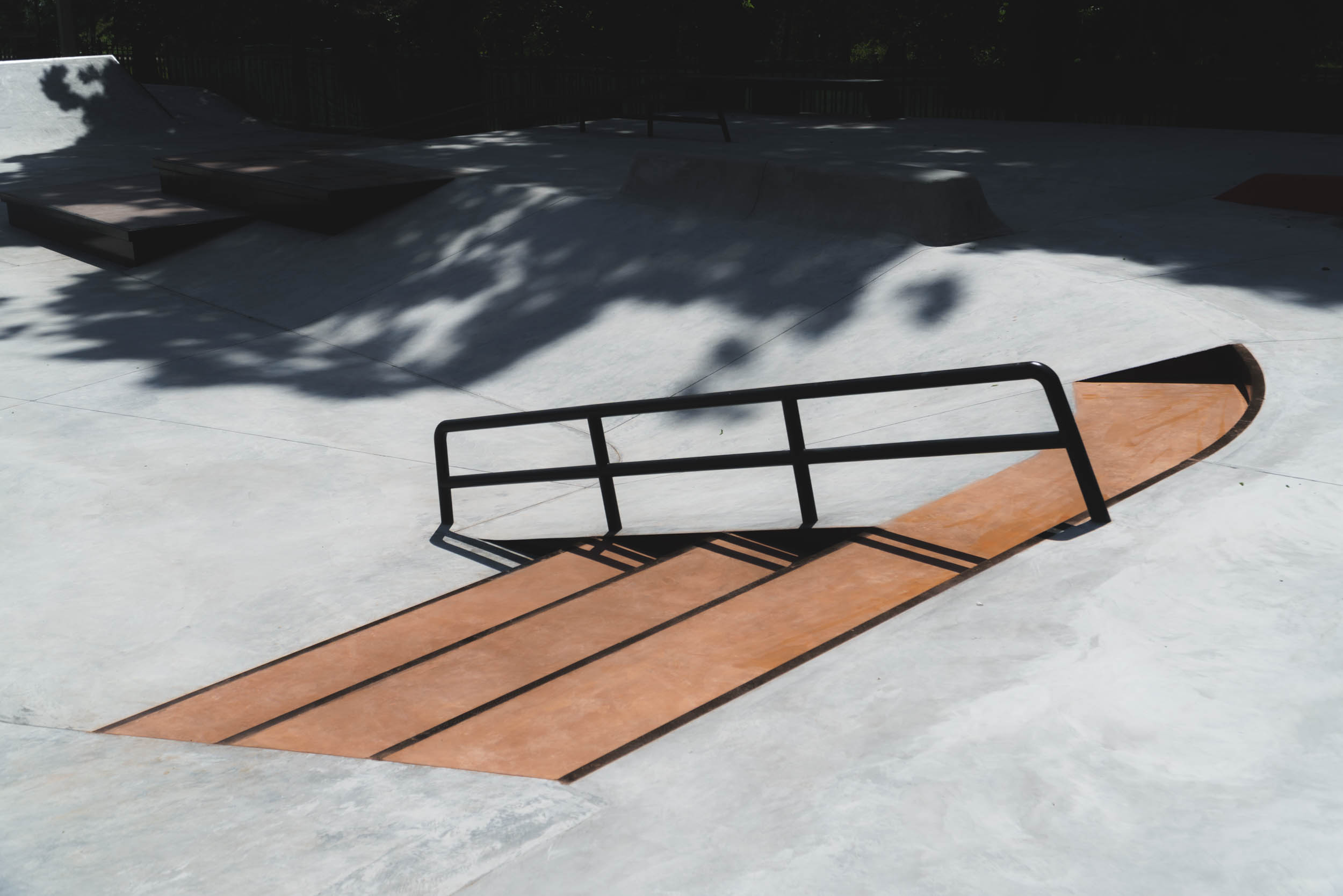 Ступени и рейл бетонного скейтпарка в Майкопе