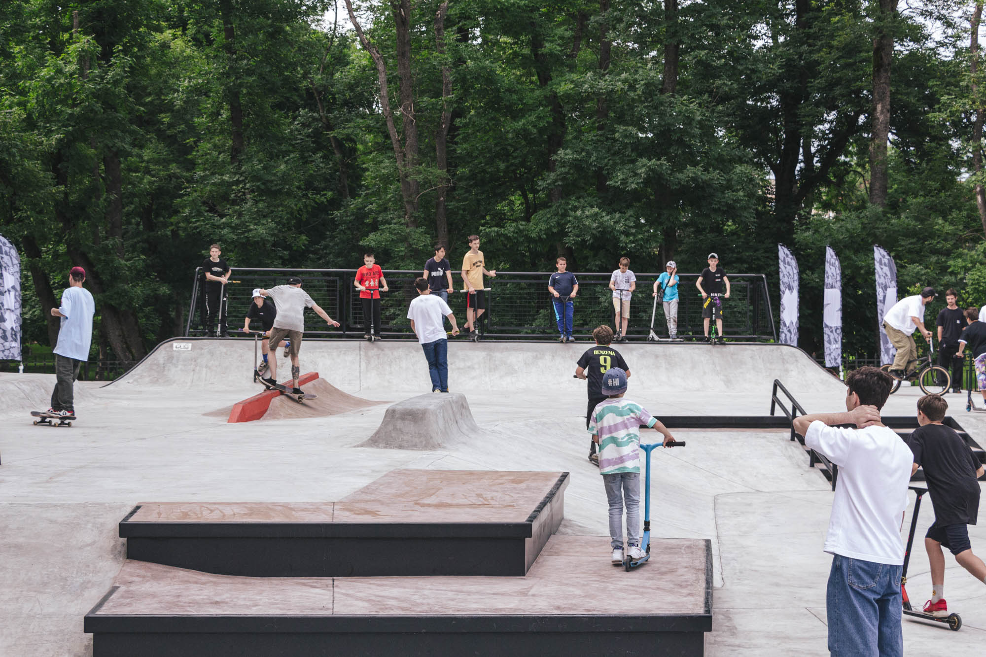 Молодеж осваивает первый бетонный скейтпарк в Майкопе