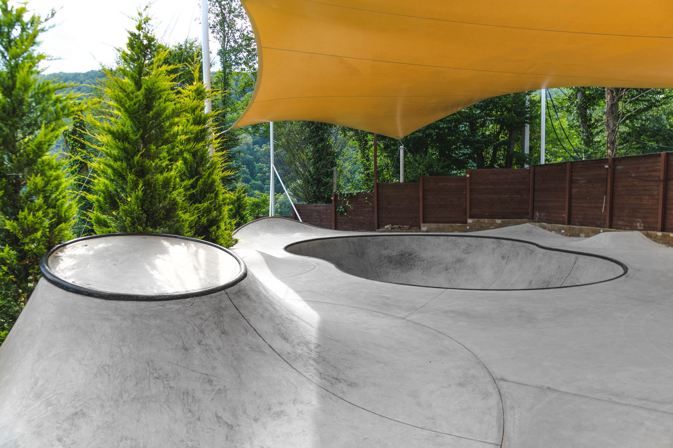 Вулкан с парящим столом и боул в частном скей-парке от XSA в Мацесте
