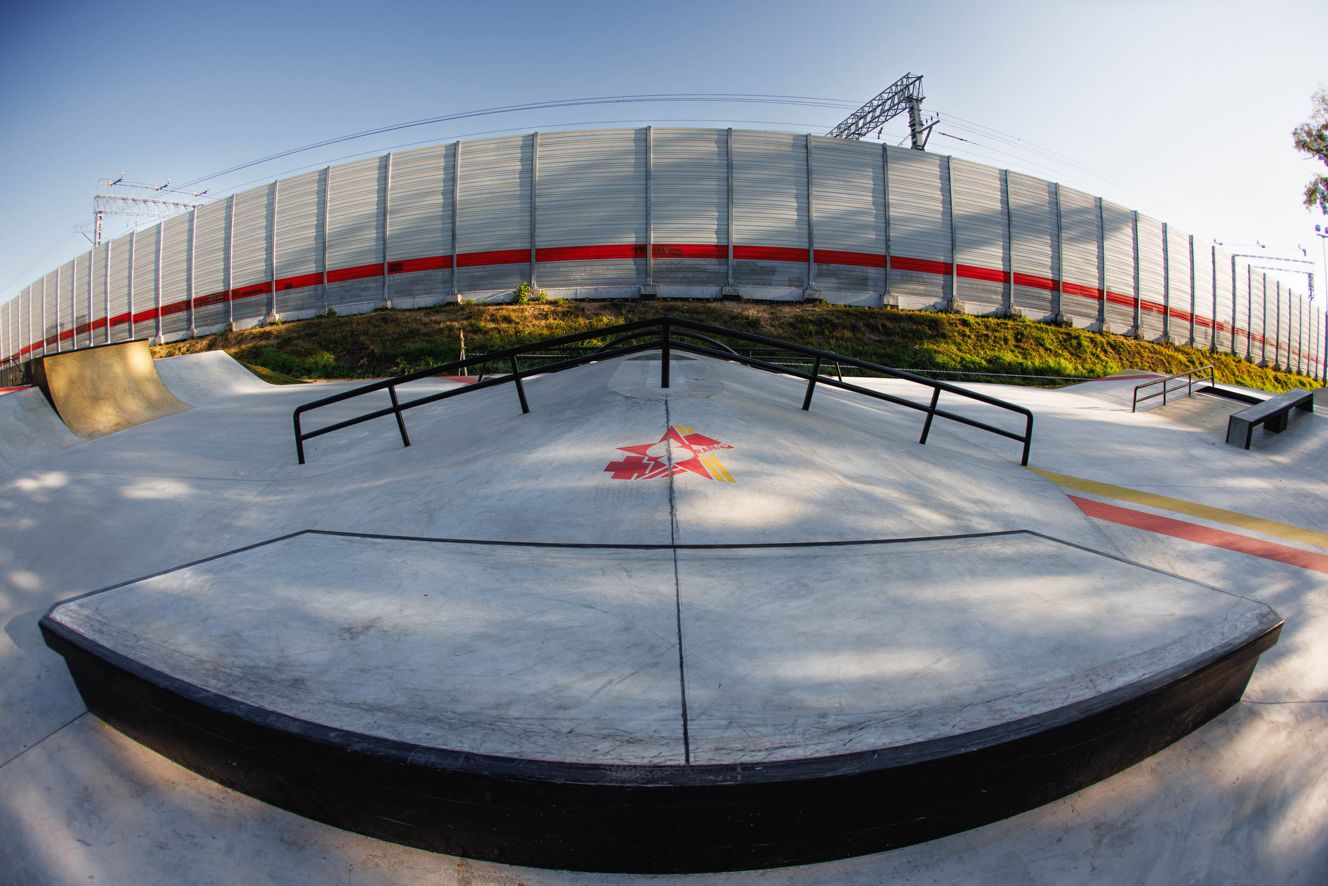 Большой реил в бетонной скейтплазе от XSA Ramps