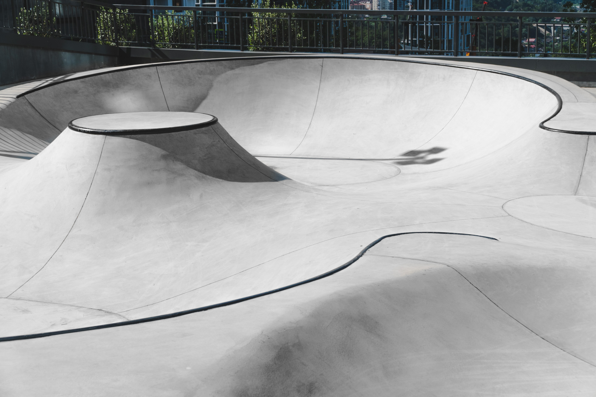 Плавные линии бетонного скейтпарка в ЖК Кислород в Сочи