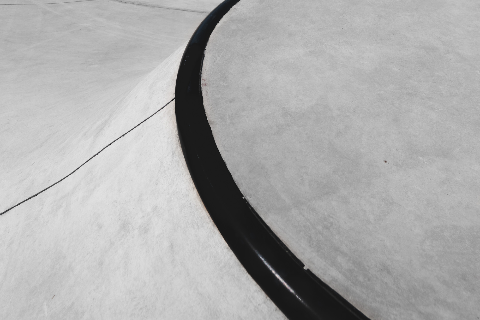 Железный коупинг бетонного скейтпарка. Сочи.  XSA Ramps