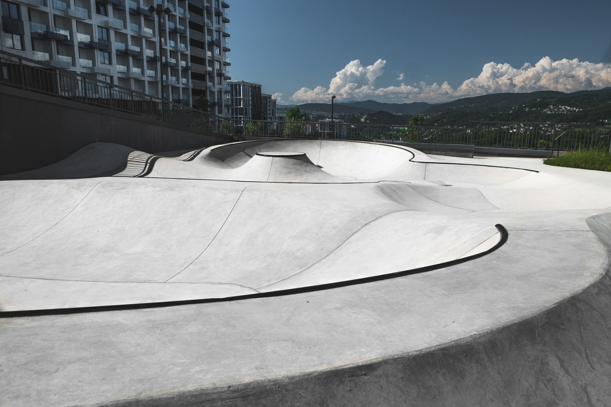бетонные волны нового скейт-парка в Сочи от команды XSA