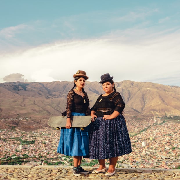 Джоселин и Лусия в традиционном наряде пойера на фоне колумбийского города