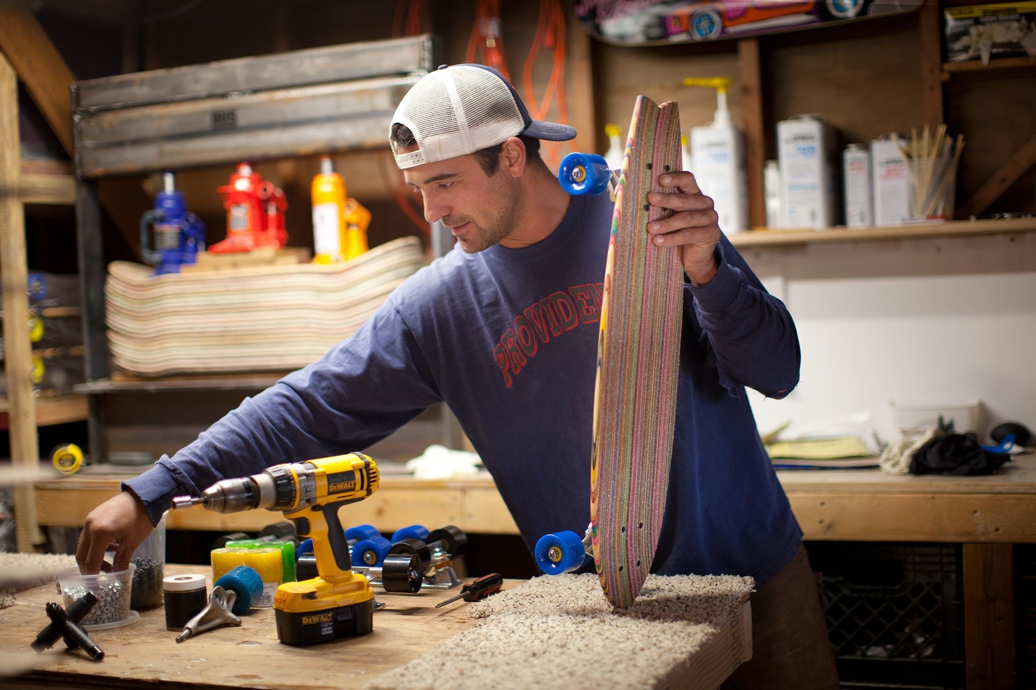 Создатель скейтбордов из вторичного сырья Iris Skateboards Джордж собирает доску в мастерской