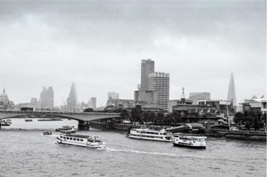 Вид на Комплекс «Саут-Банк» в увеличенном масштабе в общей панораме города и реки Темзы.